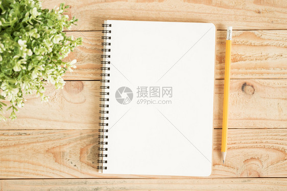 学校白笔记本和棕木上的黄铅笔写字本的照片供您使用多于最小的图片