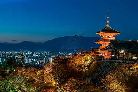 日本城市宗教佛日本京都清水寺秋天季节晚上佛教徒背景