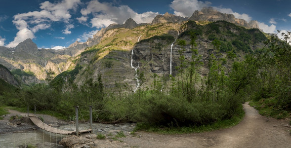 范围法国阿尔卑斯山有许多瀑布的环形远足图片