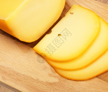 切达干酪营养剪板上的奶酪片最高视图铺设图片