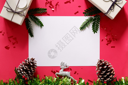 红色背景上带有文字白空格的礼品框顶部视图架展示快乐的图片