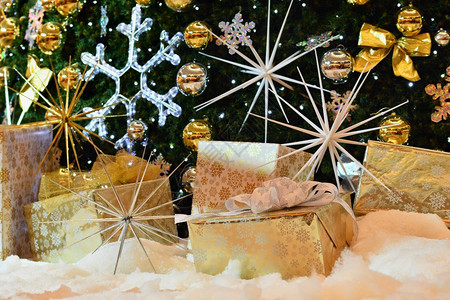 传统木制的卡片具有圣诞礼物和装饰品的圣诞节抽象色彩丰富多的背景图片