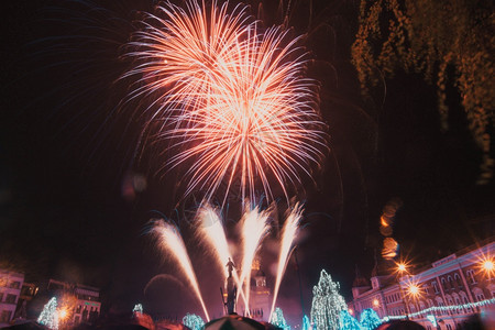 烟火街道庆典在城市烟花欢乐新年背景图片