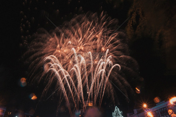 前夕在城市烟花欢乐新年背景午夜美丽的图片