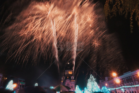 快乐的焰火在城市烟花欢乐新年背景约克图片