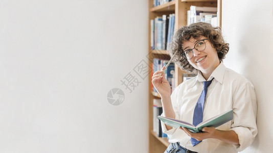 读白种人青年快乐的少年思考图书馆图片