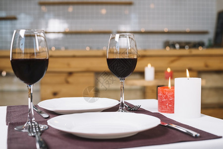 传统带酒杯的浪漫晚餐桌大气层垂直的图片