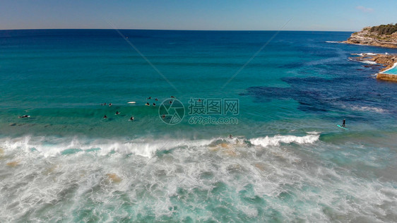 水平的太阳房屋澳大利亚悉尼博迪海滩岸线的空中景象有冲浪和波澳大利亚悉尼图片