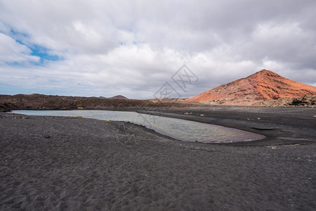 黑色的西班牙加那利群岛兰萨罗特的MontanaBermeja火山坑海岸岩石图片