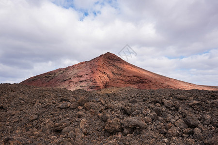 岩浆旅行结石西班牙加那利群岛兰萨罗特的MontanaBermeja火山坑图片