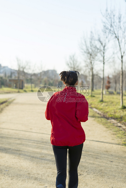 竞技活动木头女跑车手在公园慢图片