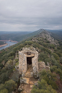 西班牙埃斯特雷马杜拉省卡塞斯蒙弗拉格公园地标荒野森林图片