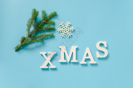 最佳白色的十二月从字母的文本圣诞节和云杉树枝上的圣诞装饰雪花玩具蓝色背景圣诞复制空间顶视图平躺模板用于设计卡片邀请图片