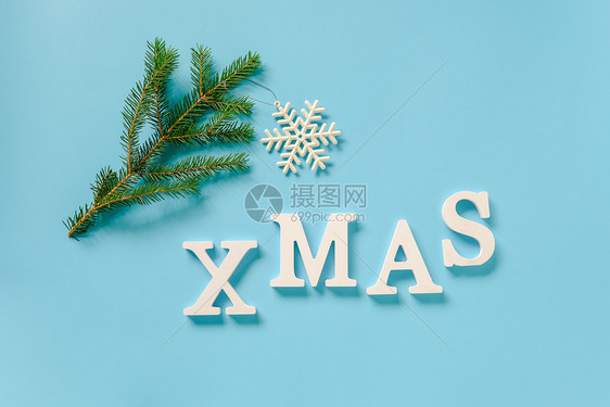 最佳白色的十二月从字母的文本圣诞节和云杉树枝上的圣诞装饰雪花玩具蓝色背景圣诞复制空间顶视图平躺模板用于设计卡片邀请图片