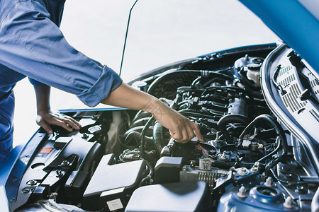 为了工人服务亚洲机械师在剪贴板蓝色汽车上撰写的亚洲机械师检查说明用于使汽车图象运输发动机进行维修保险图片