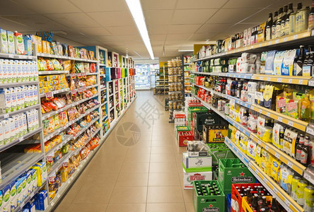 极好的HILVERSUMHOLLland09128超级市场在豪宅里装满了饮料和食物的架子像是在希尔弗苏姆的啤酒牛奶小吃和快餐范围图片