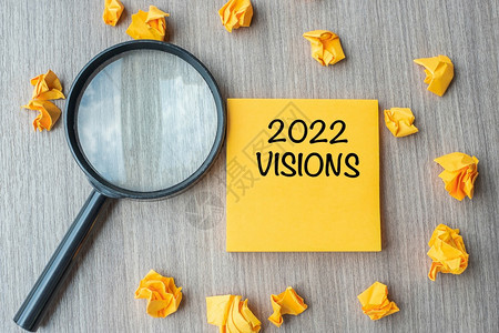 20年新开端思想战略和目标概念等黄字词用碎纸和放大玻璃写在木桌背景板上的新年开始想法战略和目标概念上行动木制的商业图片