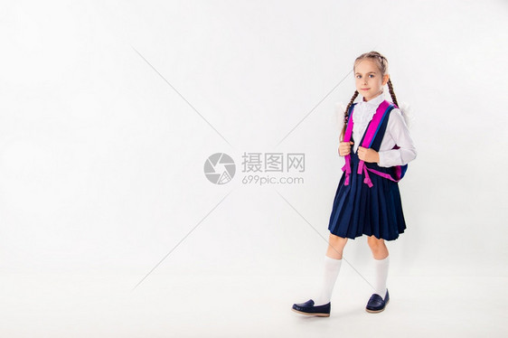 抱着书本背着书包的小学女生形象图片