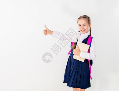 抱着书本背着书包的小学女生形象图片