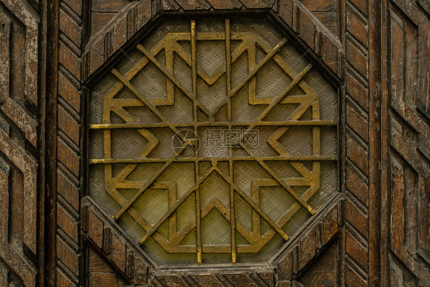垃圾摇滚在基辅市中心古老的董贴近旧装饰品进入有对称型装饰品的大门旋钮中间图片
