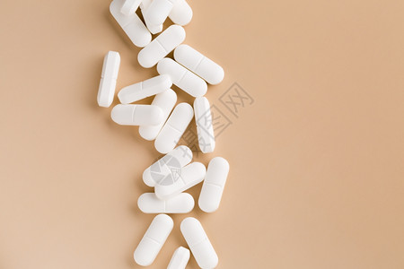 桌上堆积的白色药片背景图片