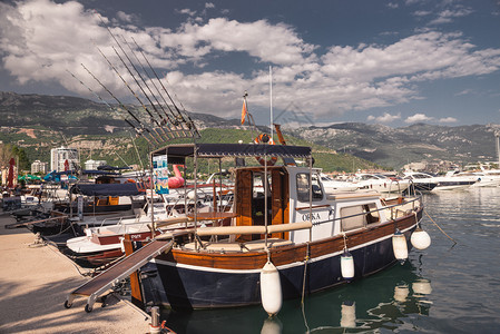 Budva黑山07128年7月日DukleyMarina船和游艇在黑山Budva的阳光明媚夏季日上乘船和游艇海景半岛钓鱼图片