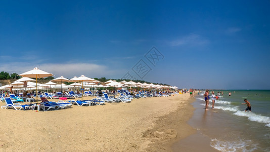20年7月5日乌克兰奥德萨附近的Gribovka度假村的黑海Bugaz旅馆和海滩在乌克兰敖德萨的一个阳光明媚夏季日乌德萨的黑海B图片