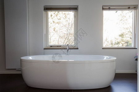 当代的时髦设计现代浴室中的白色独立浴缸现代设计浴室中的白色独立浴缸的图片