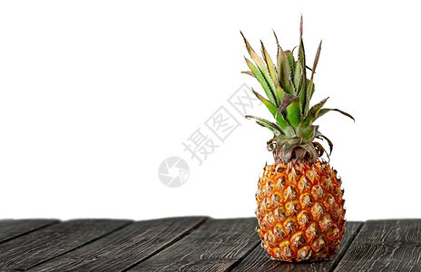 菠萝站在木板上与白色背景隔离菠萝站在木板上与白色隔离夏天美味的目图片
