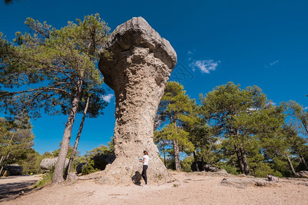 多岩石的卡斯蒂利亚魔法城市自然公园在西班牙昆卡的一群垃圾形式石灰岩块群中被美化的城市自然公园环境图片