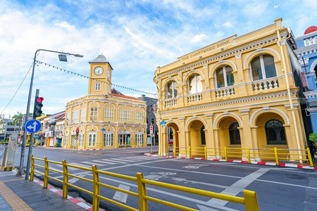 旅游在泰国普吉老城区PhuketOldTown普吉古城建中葡萄牙筑学游客图片