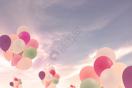 生日贺卡快乐配有涂面彩色气球的矢量插图复制空间夏天问候有趣的图片