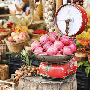 生活秤平衡罗马CampodiFiori的水果市场仍然维持着图片