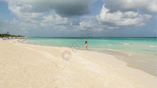 人们照片中一位女孩在加勒比海古巴Varadero海滩的滨拍照时摄热带杜纳斯图片