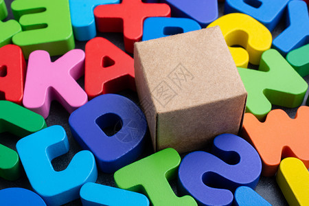 商业硬纸盒立方体和字母的彩色教育学者图片