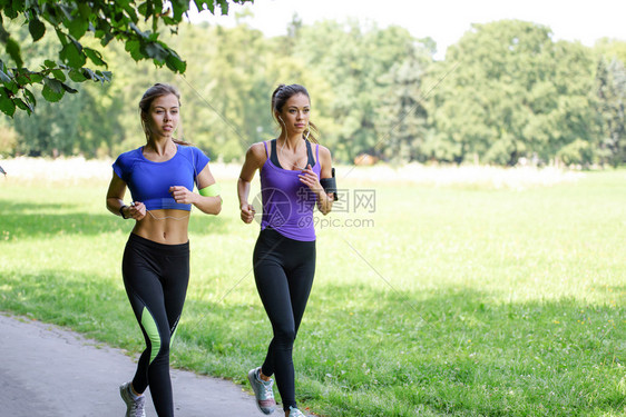 两个漂亮又有魅力的美女在阳光明媚的清晨在公园慢跑年轻的训练积极图片