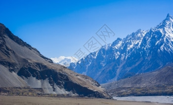 俾路支斯坦闪电巴基北帕苏地区卡拉库鲁姆山脉的风景图象巴基斯坦卡拉库鲁姆山高的图片