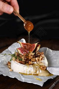 用坚果和蜂蜜无花百香片自助餐莫塞尔布里干酪图片
