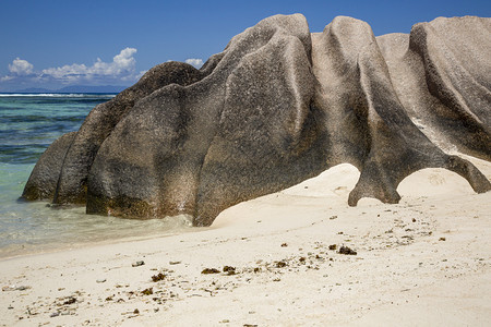 岩石拉迪格岛白沙中典型的石块平坦陈词滥调图片