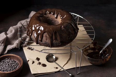 作品站立高角巧克力蛋糕概念馅饼图片