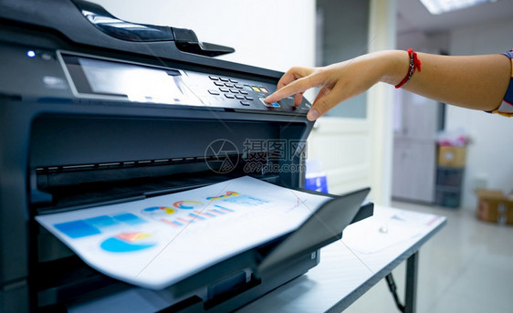 多功能一体机桌子关于多功能激光打印机复制刷扫描和传真机的办公室文件和纸质工作印刷技术复机扫描设备手仪设备印刷器复机扫描设备文档图片