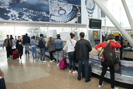 人群意大利语OlbiaSardinie05April2018人们在意大利沙地尼亚岛的奥比机场等待行李箱在机场等待行李箱为了图片