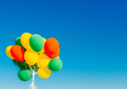 充满活力蓝天背景下的彩色氦气球与复制空间蓝天背景下的彩色氦气球天空假期图片