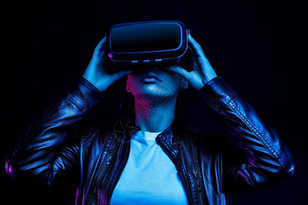美国人交互的观看360度视频与虚拟现实头盔隔绝在黑色背景上由亮光照校对Portnoy兴奋的图片