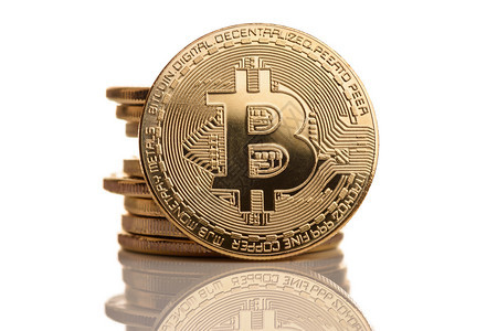 银行业电子的Bitcoin硬币在白背景上孤立的宏拍摄Name正面图片