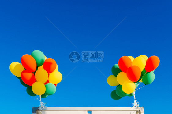 童年多色的红在蓝天背景五颜六色气球在蓝天背景的五颜六色气球图片