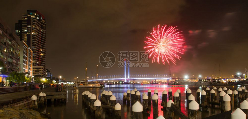 水丰富多彩的2015年在墨尔本州多克兰市维利亚港的冬季节烟火晚上图片