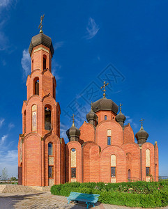 精神夏天乌克兰奥德萨地区Rybakovka的圣尼古拉斯教堂在乌克兰Rybakovka的一个阳光明媚夏日圣尼古拉斯教堂举行建造图片
