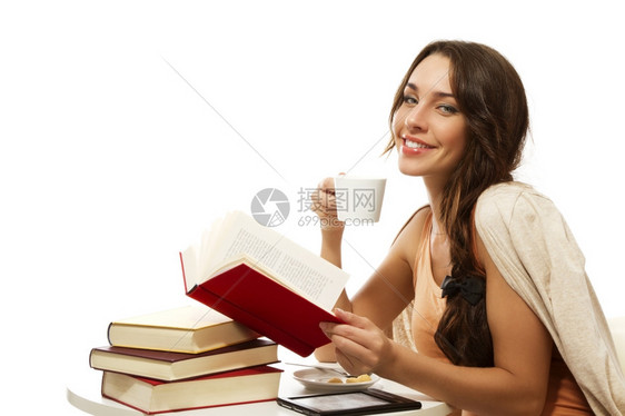 图书馆拥有籍咖啡和纸的幸福妇女有书籍咖啡和白背景电子书的幸福妇女愉快电子阅读器图片