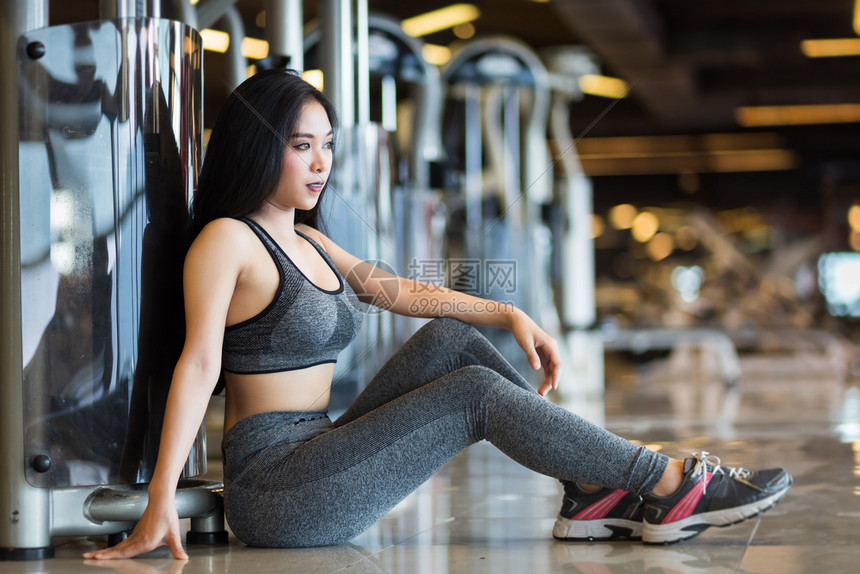 女士健美参加体操室内健身俱乐部和康俱乐部的亚洲妇女有运动设备具健身背景体育锻练设备长椅图片